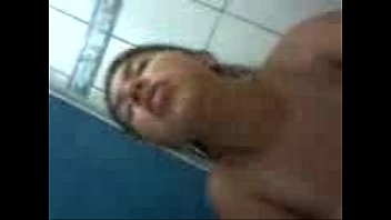 Stefany campinas magrela batendo siririca no banheiro