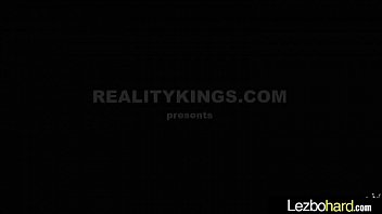 Acción sexual caliente en la cámara con chicas lesbianas cachondas (Selena Sosa y Amber Grey) película-27
