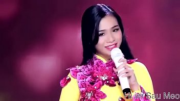 Clip ca sĩ tiểu vào mặt khán giả