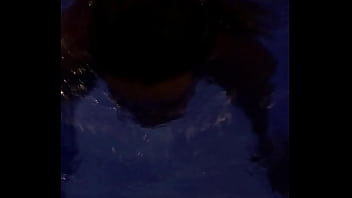 X vídeos fazendo na piscina dentro da água abraçados