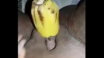 Socando banana no cu