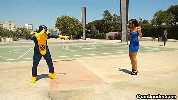 Latina Sasha Jones montando en una parodia de Cyclops XXX