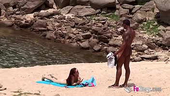 Negra na praia de nudismo