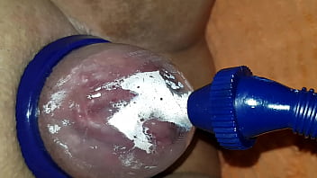 Lésbicas usando aparelho para inchar a buceta