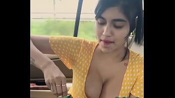 Indian desi cleavage