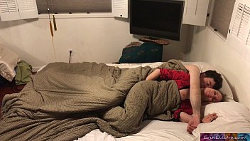 Madrasta divide cama