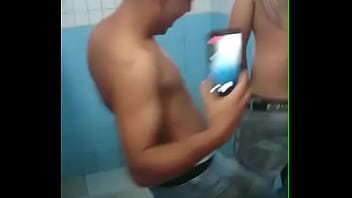 Homem gay pelado no banheiro