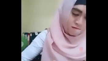 Indonesian Fatima hijabi girl tits show