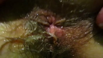 Jeune poilue anal