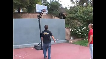 Comendo a irmãzinha basquete