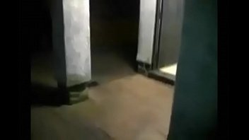Magrinha putinha se filmando no banheiro