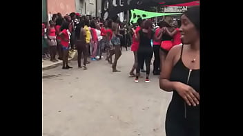 Peituda angola masturbando