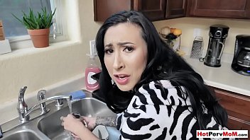 Comendo minha enteada quando ela lava a louça