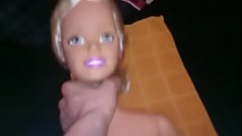 Mulher se masturbando com boneca Barbie