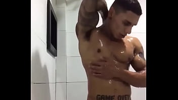 morritos tomando banho pelados no lago e fazem sexo gay