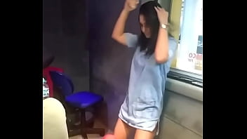 Larissa manoela dançando de calcinha