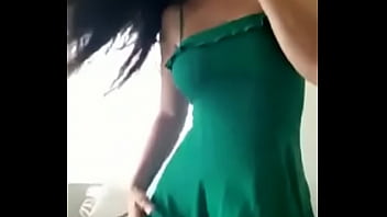 Dando de vestido verde