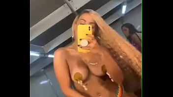 Anitta e bailarino