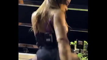 Anitta mamando durante videoclipe