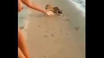 De calcinha na praia