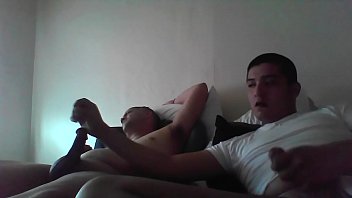 Amigos gay na webcam brincando