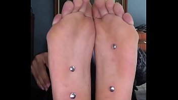 Tsunderebean feet