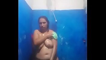 Novinho tomando banho xvideos