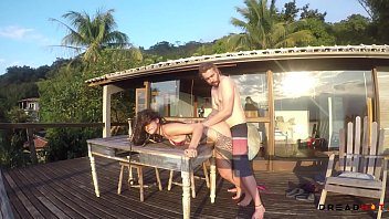 Trio viralizou ao ser filmado fazendo sexo no calçadão de praia em Fortaleza