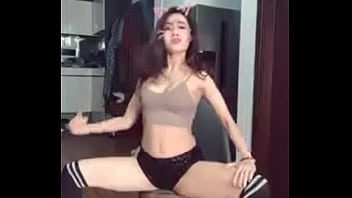 Hot girl khoe vếu