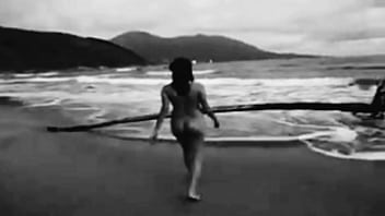 Mulher nua andando praia