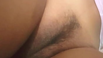 Mulher se masturbando de calcinha