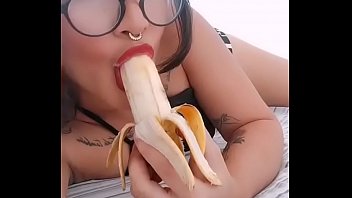 Novinha se masturbado com banana