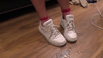 Cumming in sneakers