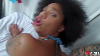 Tesoura com mulher negra