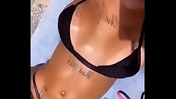 Mc Mirela na piscina sexo