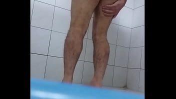Homem mostrando o cu no banho