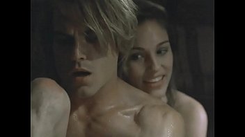 Amy jo johnson hot