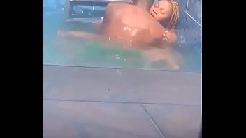 Sertanejo sexo piscina