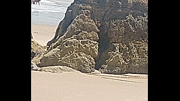 Famosas na praia de nudismo