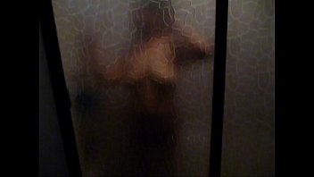 Madres bañando hijo
