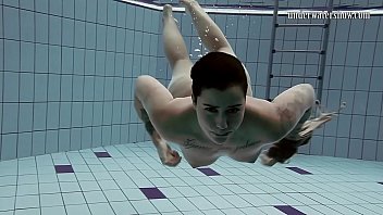 Homme nu sous l\'eau