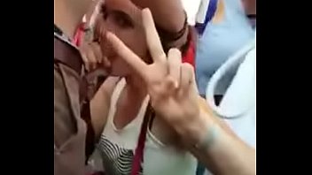 Mulher mijando na rua