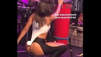 Anitta mostrando a bunda