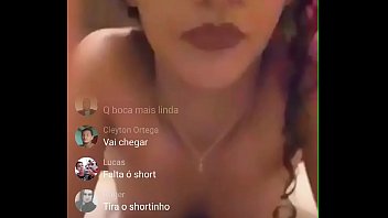 Dani russo pagando peitinho