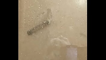 Mädchen nackt unter der dusche