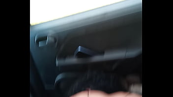 Mulher tocando punheta no carro