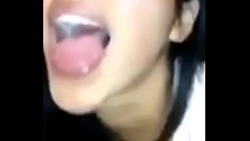 Fingir por um doce na boca dela