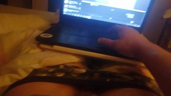 Deitado na cama com a gorda