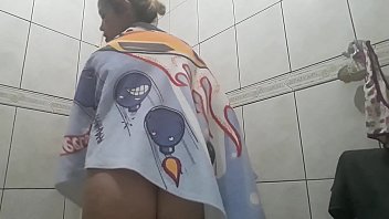 Foto de mulher pelada no chuveiro
