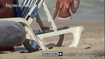 Mulher na pelada na praia.